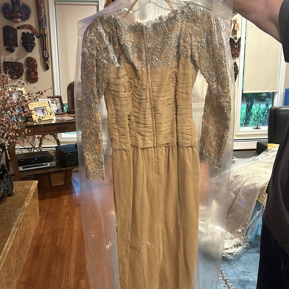 Gown - Picture 3 of 3